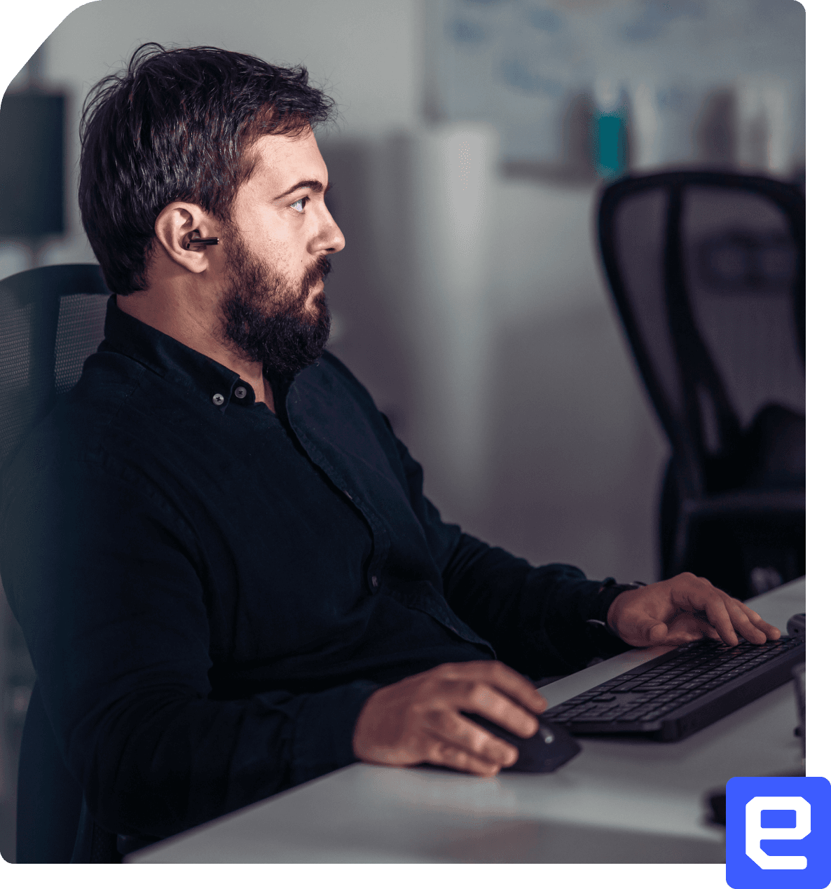 IT Engine inženjer radi za stolom